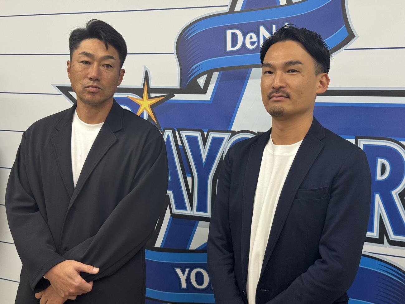編成会議後に囲み取材に応じるDeNA相川新監督（左）と長谷川編成部長（撮影・小早川宗一郎）
