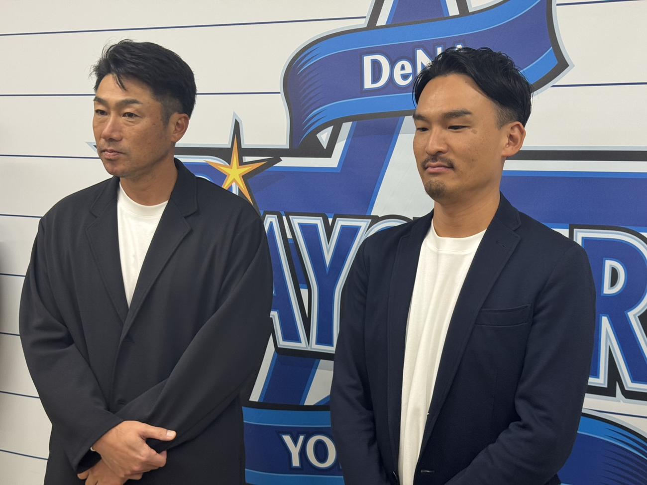 編成会議後に囲み取材に応じるDeNA相川新監督（左）と長谷川編成部長（撮影・小早川宗一郎）