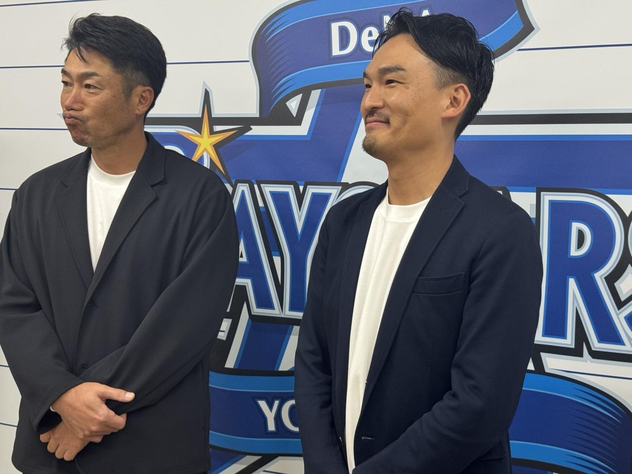 編成会議後に囲み取材に応じるDeNA相川新監督（左）と長谷川編成部長（撮影・小早川宗一郎）