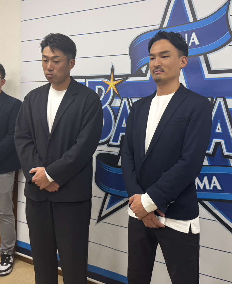 編成会議後に囲み取材に応じるDeNA相川新監督（左）と長谷川編成部長（撮影・小早川宗一郎）