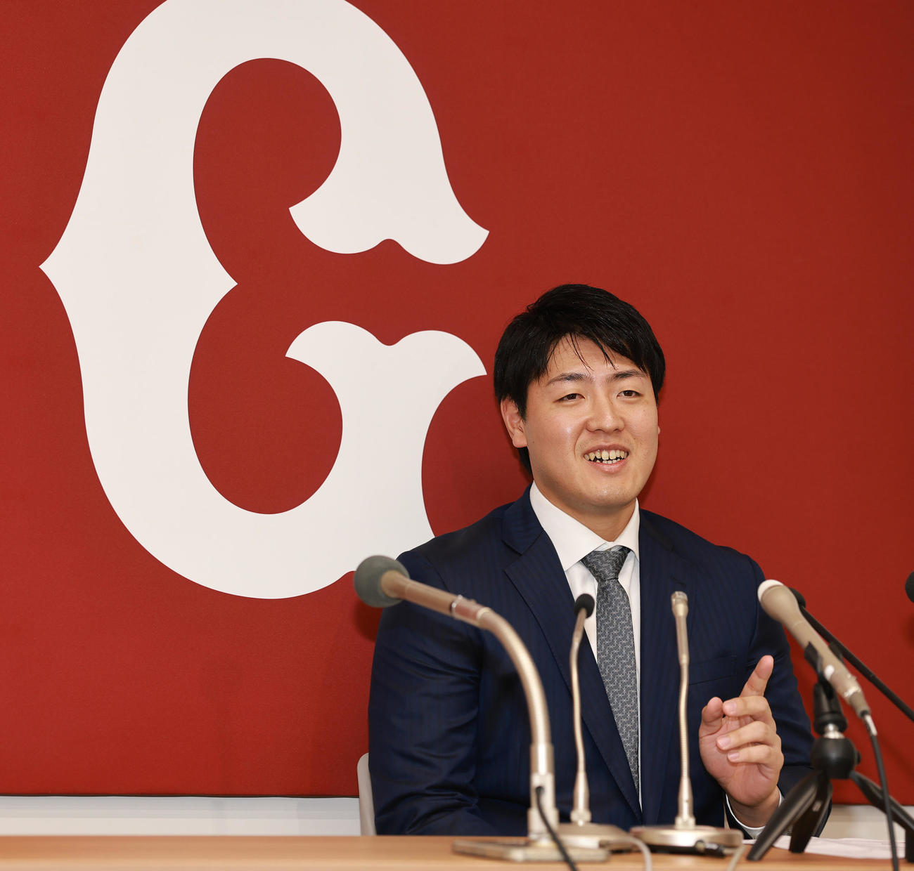 ポスティング制度を利用しての大リーグ挑戦を表明した巨人岡本（撮影・野上伸悟）