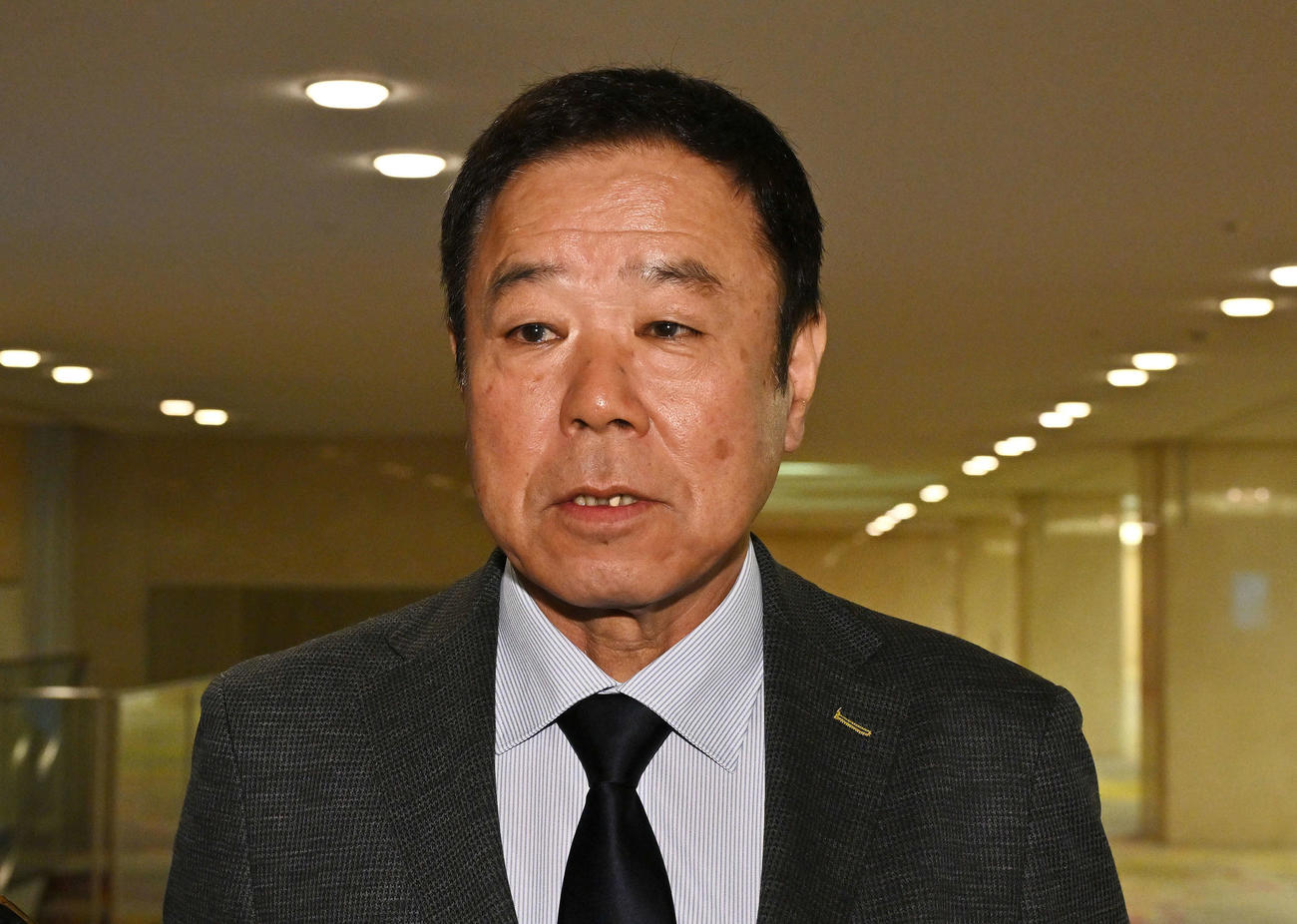 取材に応じるオリックス福良GM（撮影・滝沢徹郎）