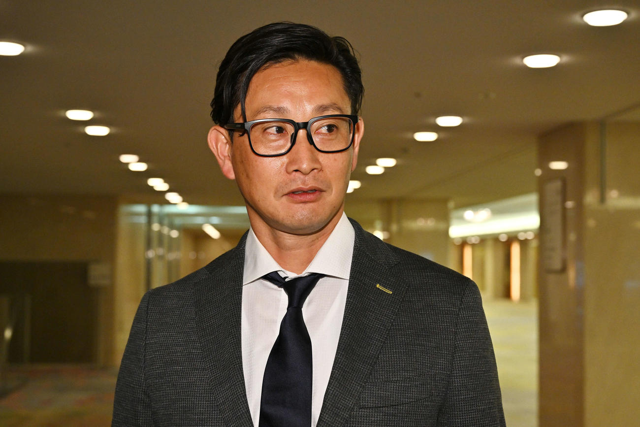 取材に応じるオリックス岸田監督（撮影・滝沢徹郎）