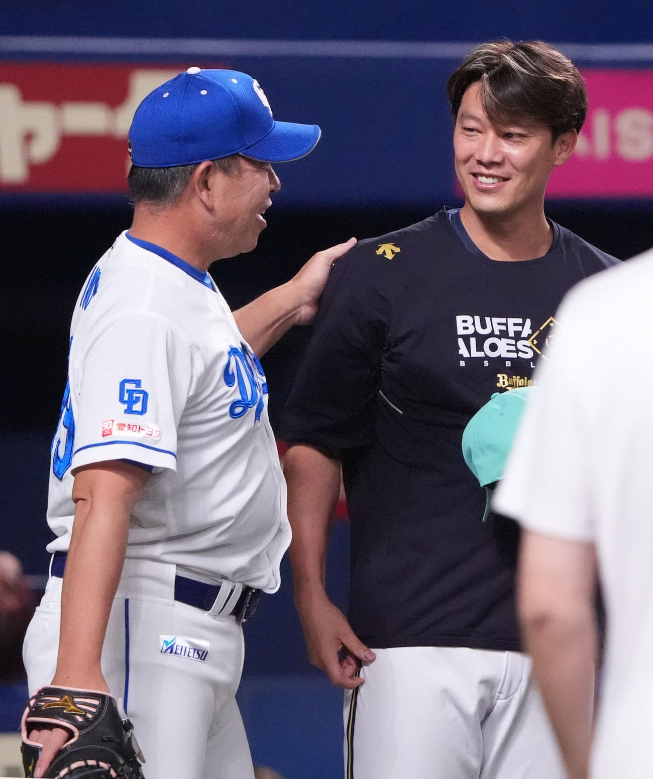 25年6月の中日対オリックスの試合で、試合前、井上監督（左）と言葉を交わす岩崎