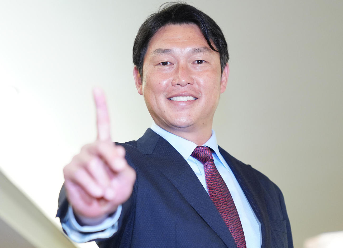 スカウト会議を終えポーズを決める広島新井監督（撮影・垰建太）