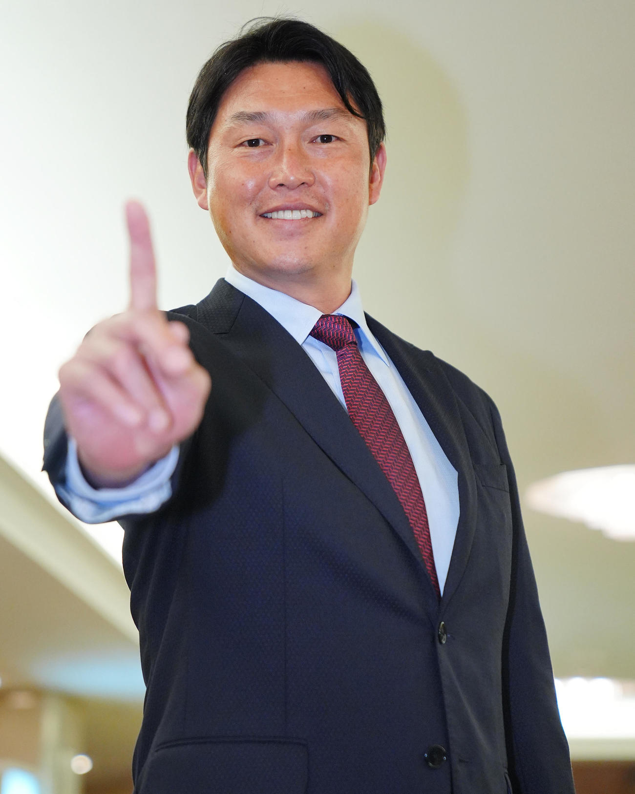 スカウト会議を終えポーズを決める広島新井監督（撮影・垰建太）