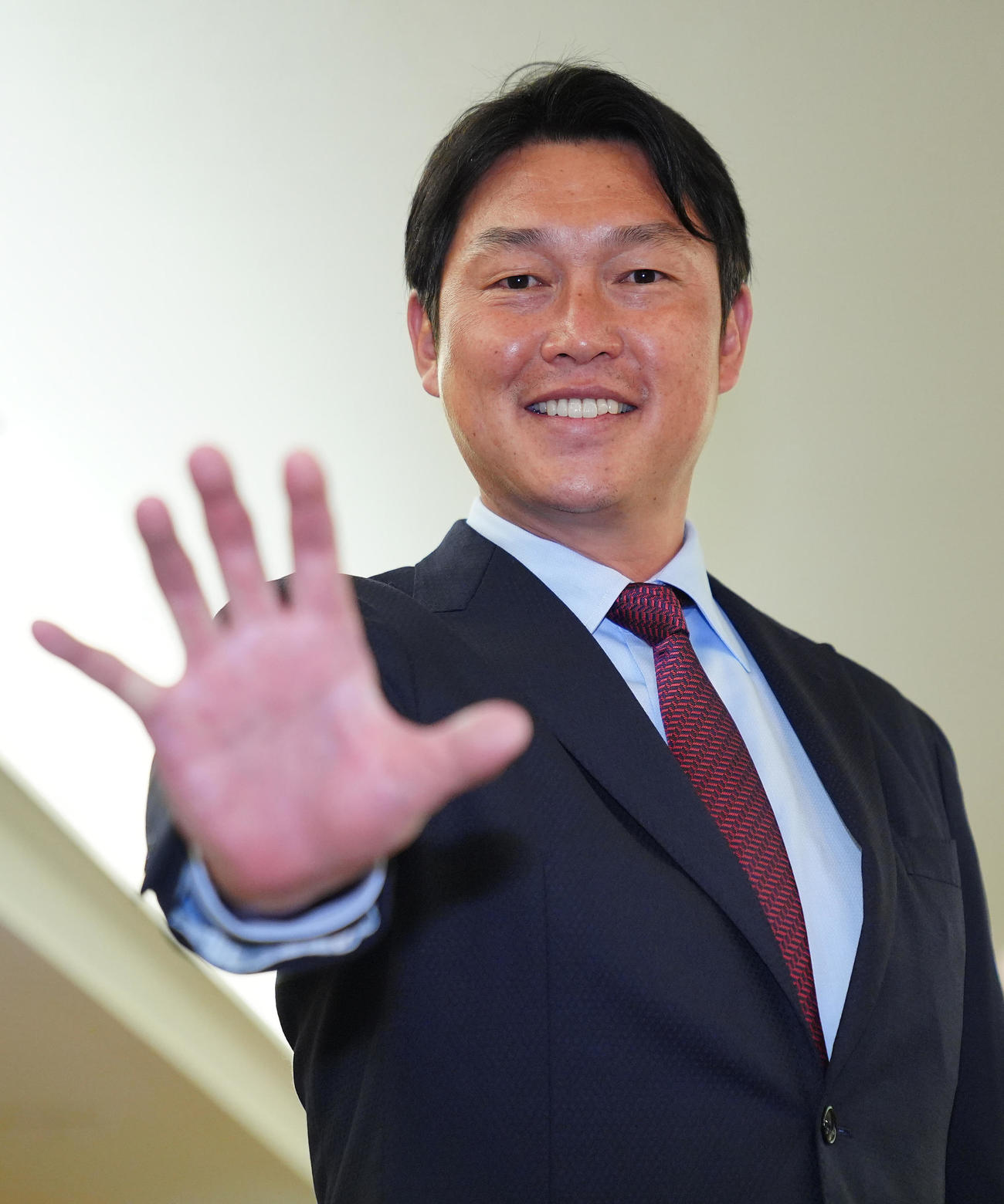 スカウト会議を終えポーズを決める広島新井監督（撮影・垰建太）