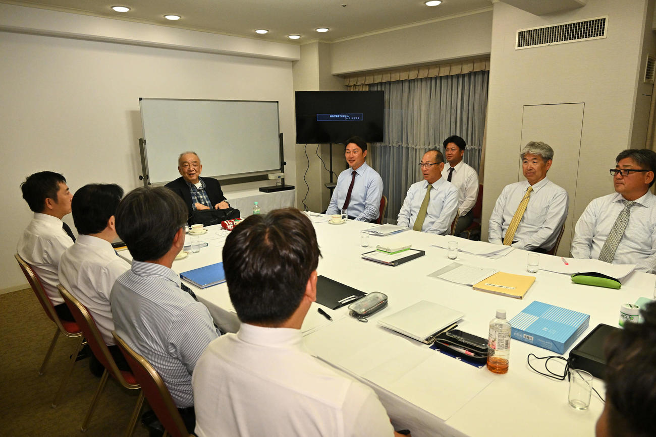 ドラフト前日スカウト会議に臨む広島松田オーナー（中央左）と新井監督（同右）（撮影・滝沢徹郎）