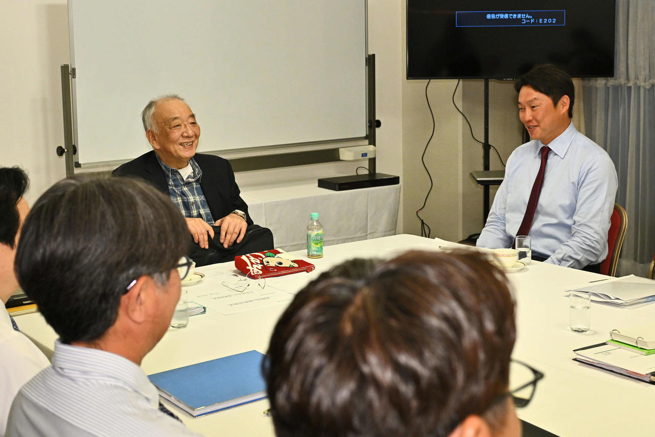 ドラフト前日スカウト会議に臨む広島松田オーナー（後方左）と新井監督（同右）（撮影・滝沢徹郎）