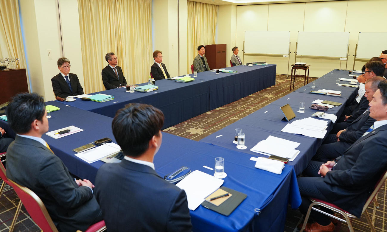 スカウト会議に出席する阪神藤川監督（後方右から2人目）ら（撮影・垰建太）
