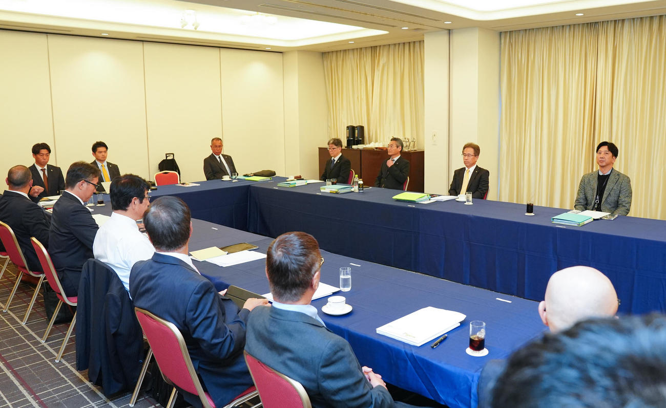 スカウト会議に出席する阪神藤川監督（後方右）ら（撮影・垰建太）