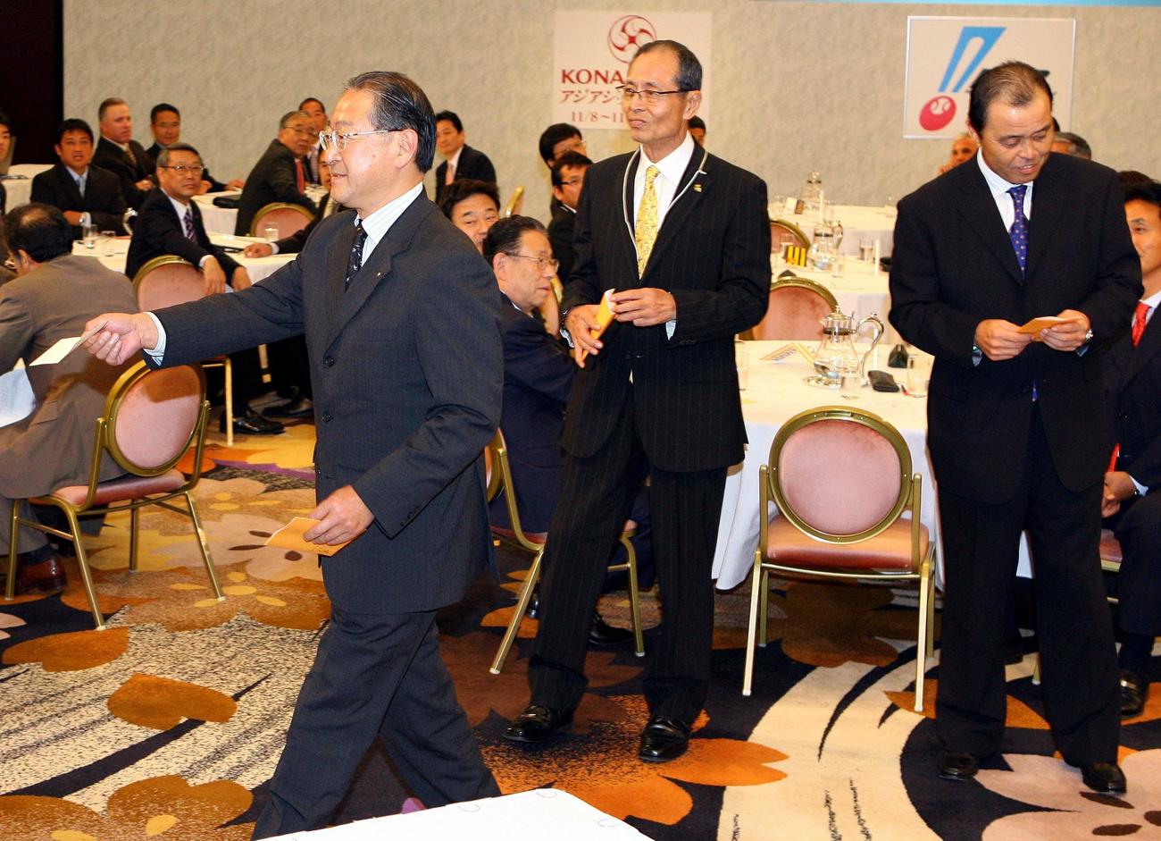 大阪桐蔭・中田翔の交渉権を手に歩き出す日本ハム藤井純一社長（左）。中央はソフトバンク王貞治監督、右は阪神岡田彰布監督、オリックス雑賀忠夫社長（2007・10・03）