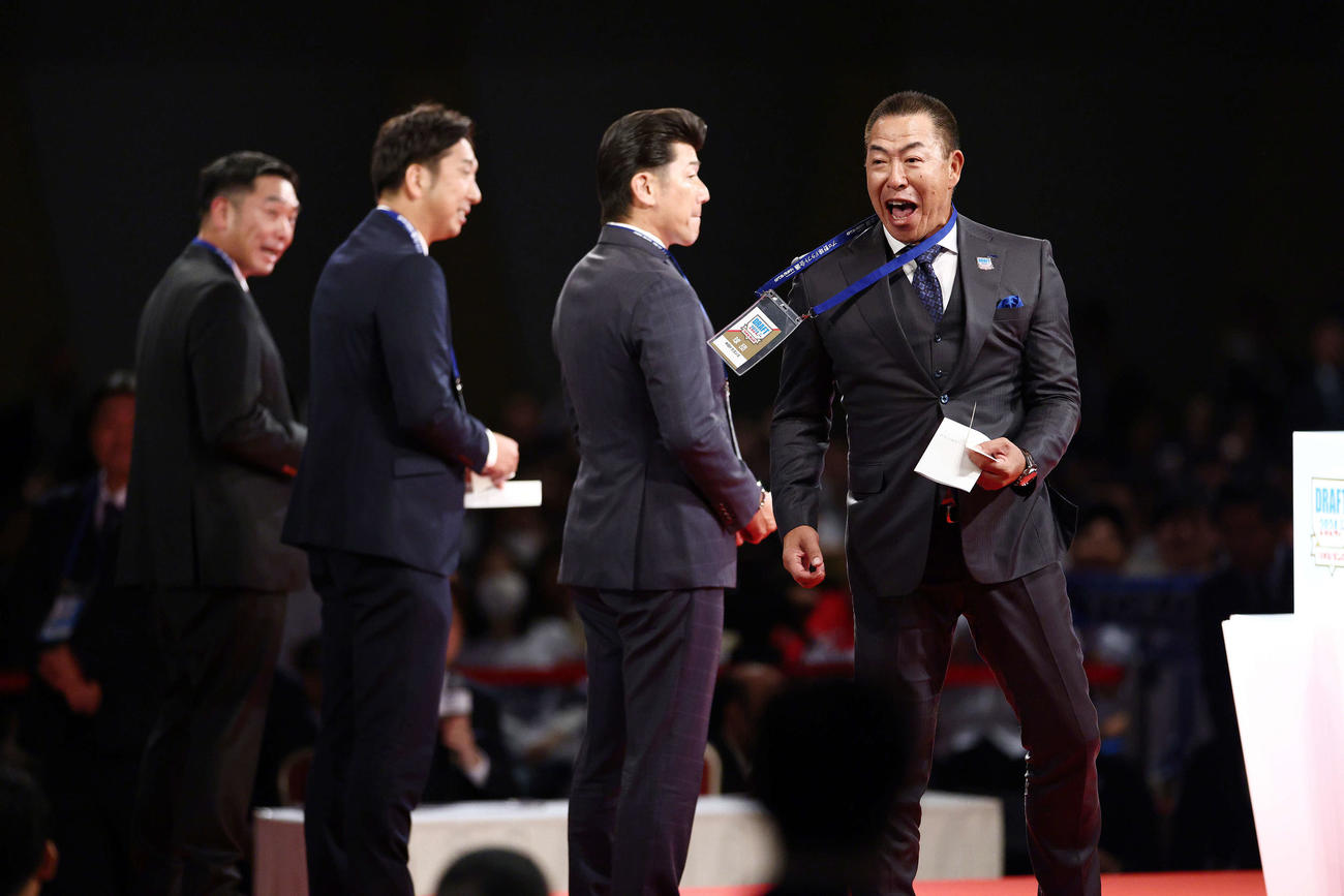 関大・金丸の1位指名抽選で交渉権を引き当て歓喜する中日井上監督（右）（撮影・河田真司）
