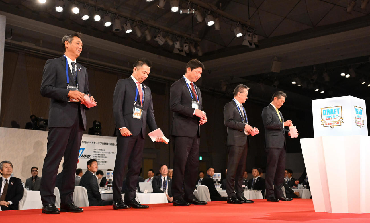 5球団が競合した明大・宗山塁を引き当てた楽天の森井社長（左から2人目）（代表撮影）