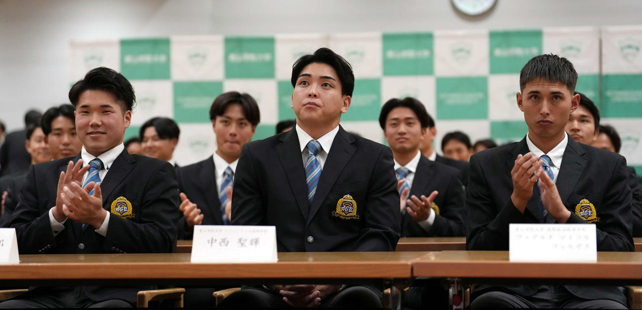 中日からドラフト1位指名を受けた青学大・中西聖輝（中央）（撮影・小島史椰）