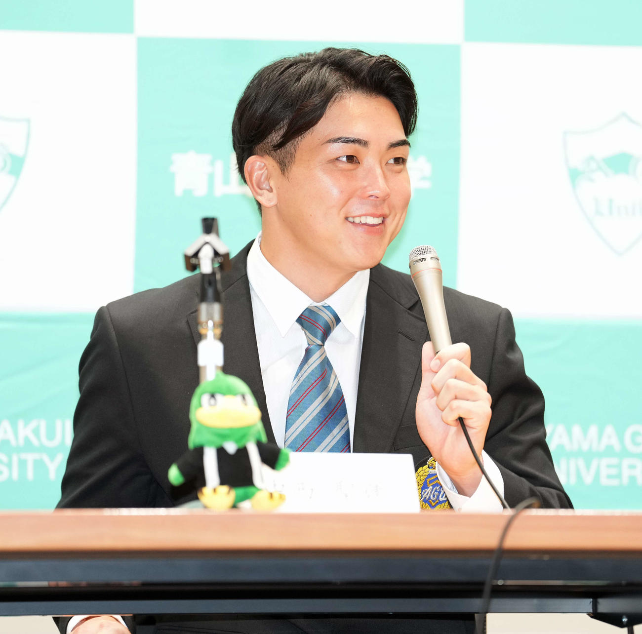 中日からドラフト1位指名され会見する青学大・中西聖輝（撮影・小島史椰）