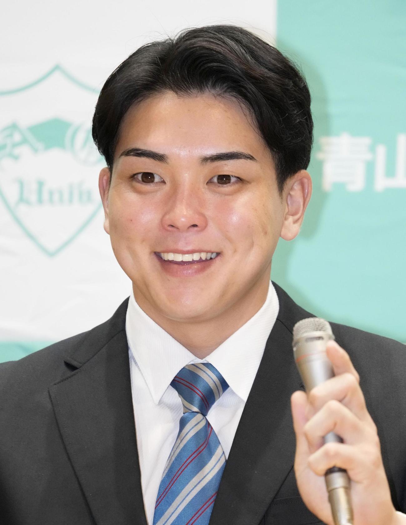 中日からドラフト1位指名され会見する青学大・中西聖輝（共同）