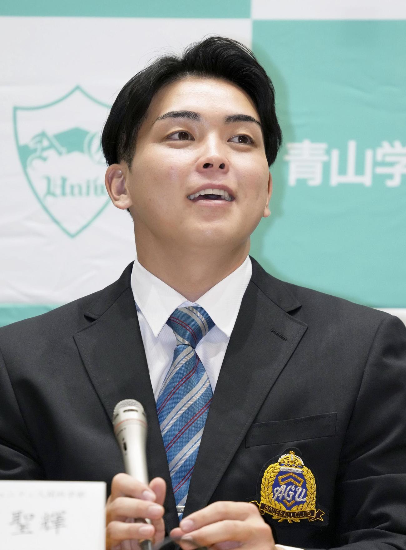 中日からドラフト1位指名され会見する青学大・中西聖輝（共同）