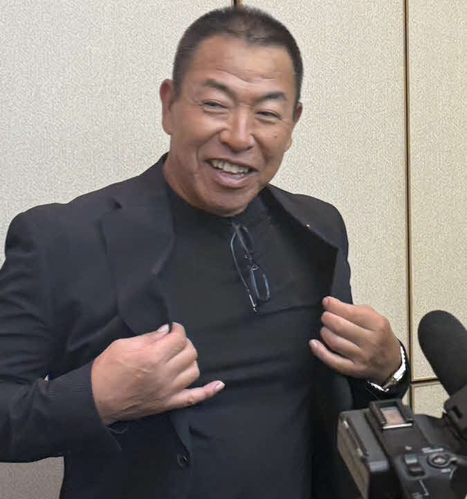 ドラフト前日会議を終え報道陣に対応する中日井上監督