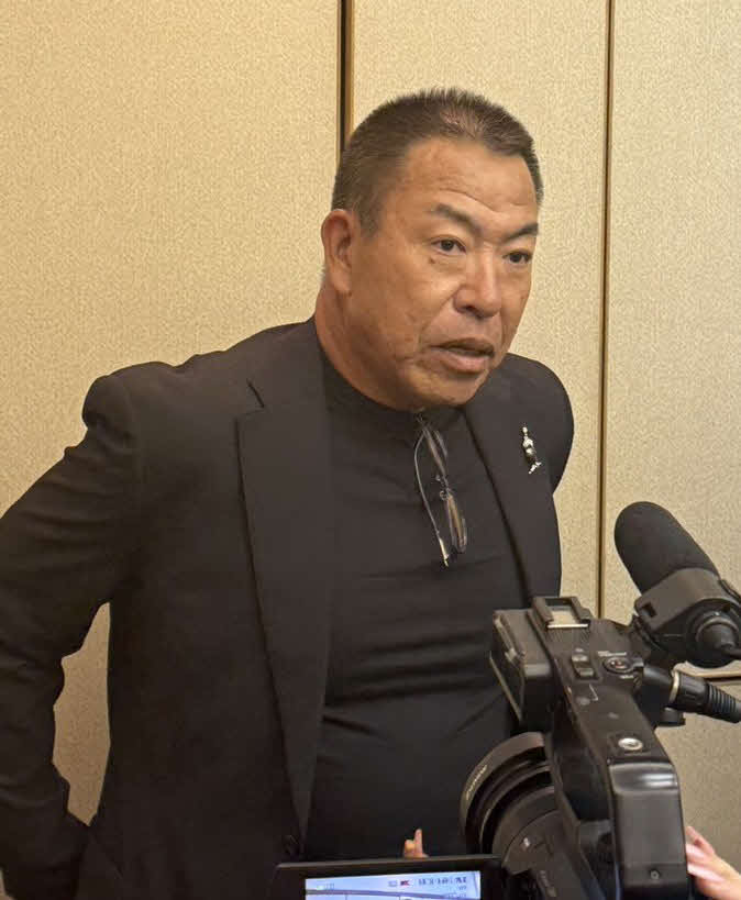 ドラフト前日会議を終え報道陣に対応する中日井上監督