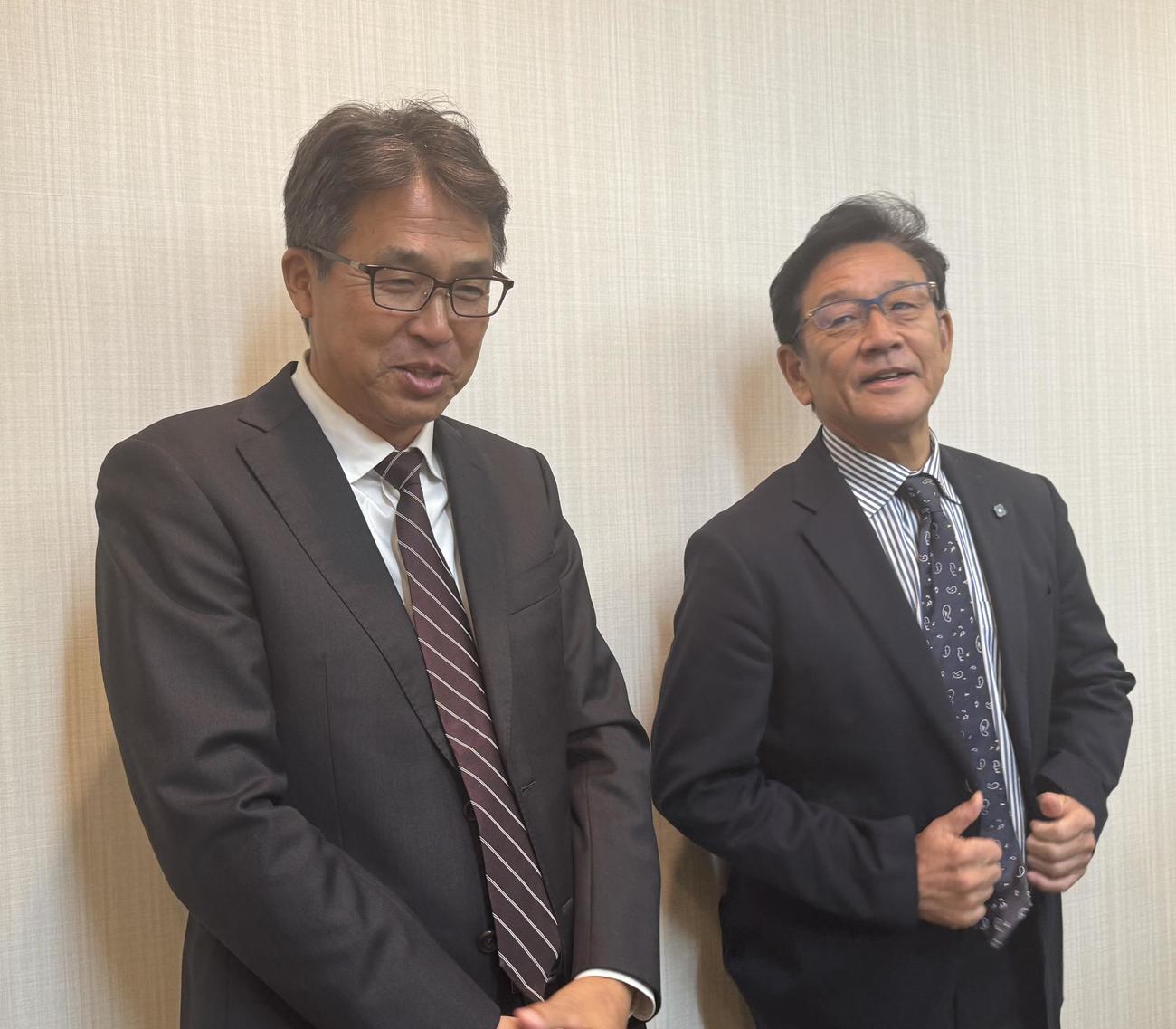 都内のホテルでスカウト会議に出席した日本ハム栗山CBOと大渕スカウト部長（左）