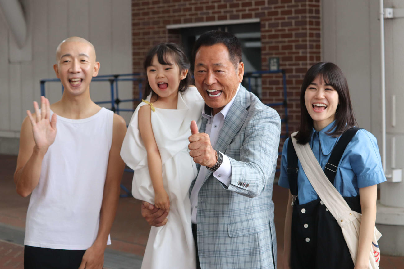 DeNAが手がける「神様、おねがい」にゲスト出演した中畑氏（右から2番目）に抱きかかえられる神様役の江原璃莉と、主人公浜辺きらら役の栗林藍希（右）、死神の大ボス役のひょうろく（左）（撮影・小早川宗一郎）