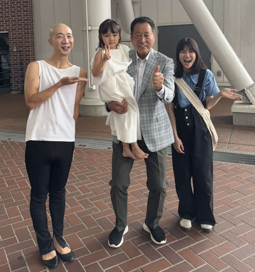 DeNAが手がける「神様、おねがい」にゲスト出演した中畑氏（右から2番目）に抱きかかえられる神様役の江原璃莉と、主人公浜辺きらら役の栗林藍希（右）、死神の大ボス役のひょうろく（左）（撮影・小早川宗一郎）