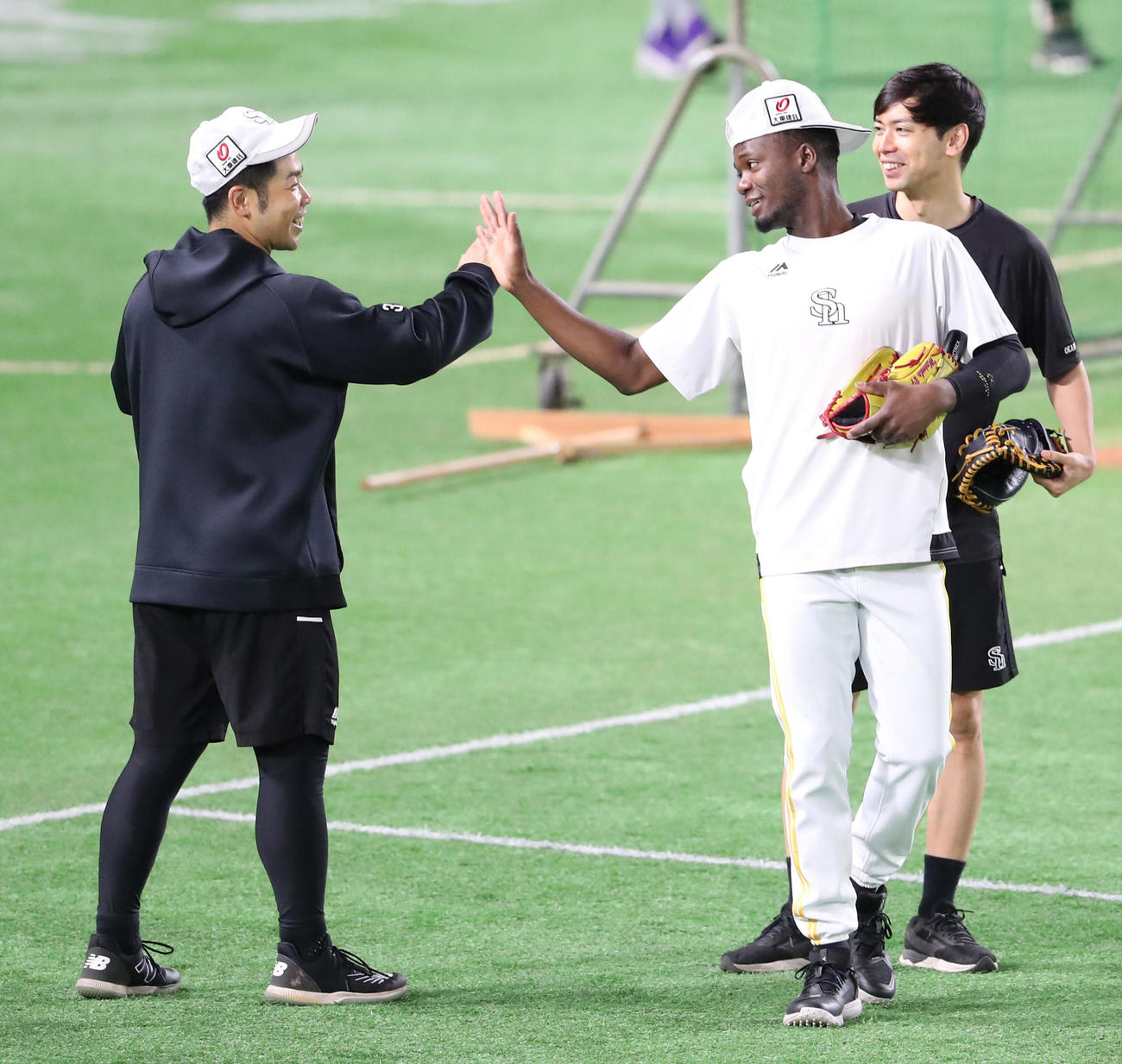1軍に合流した近藤はモイネロとハイタッチ（撮影・梅根麻紀）