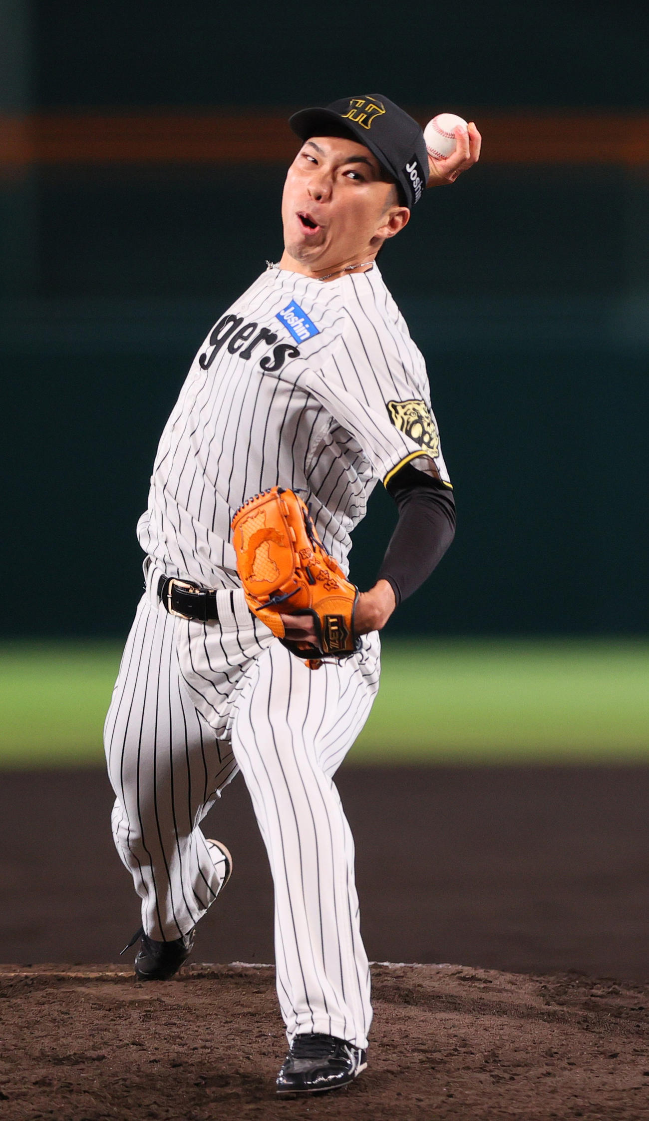 2025年10月17日、CSファイナルステージ第3戦で投げる阪神石井大智（撮影・上山淳一）