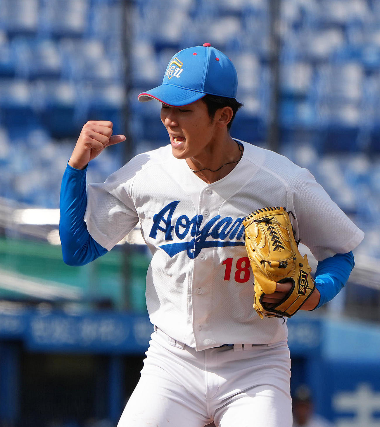 亜大対青学大　完封勝利を挙げガッツポーズする青学大・鈴木（撮影・足立雅史）