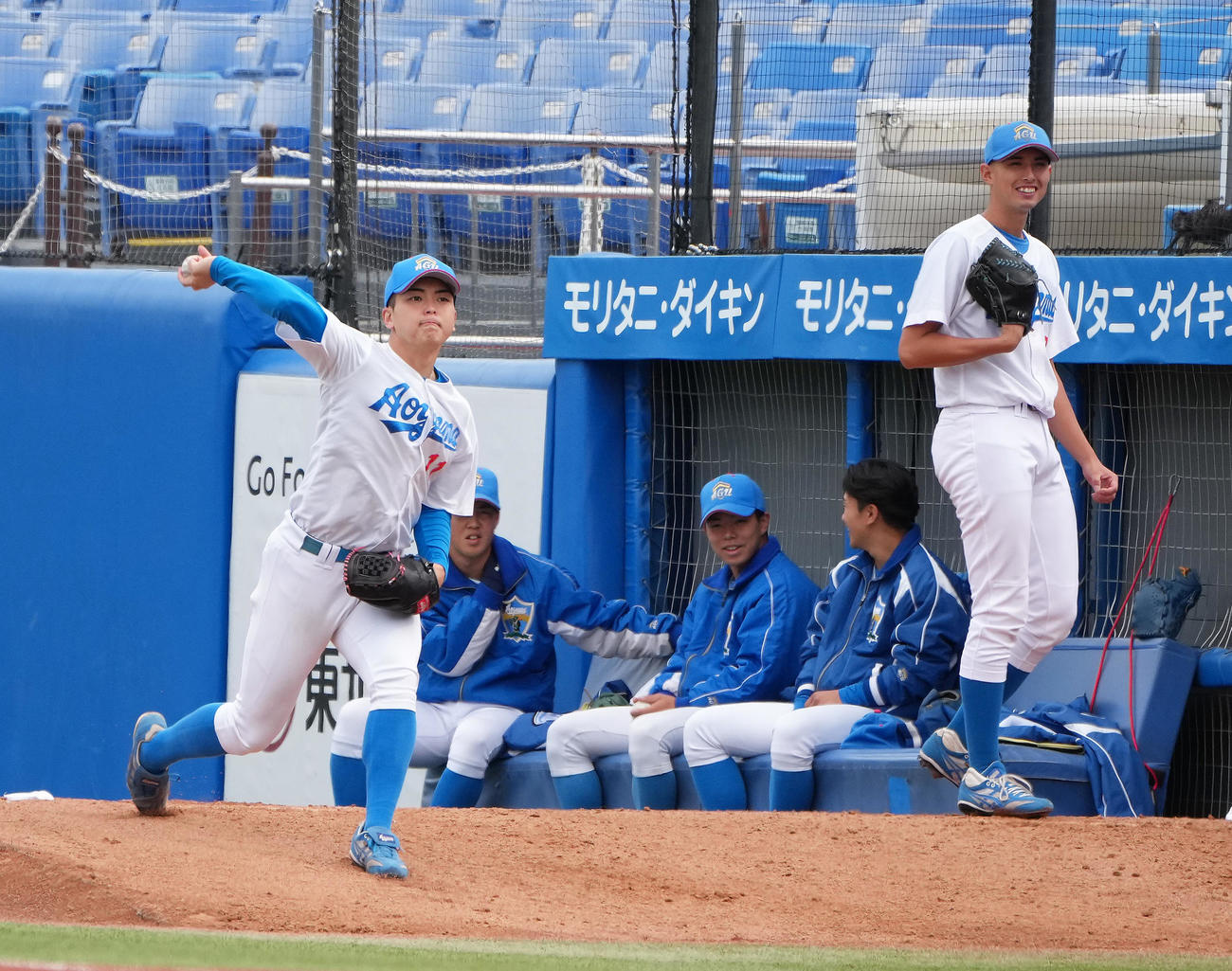 亜大対青学大　ブルペン投球する青学大の中西（左）とバデルナ（撮影・足立雅史）