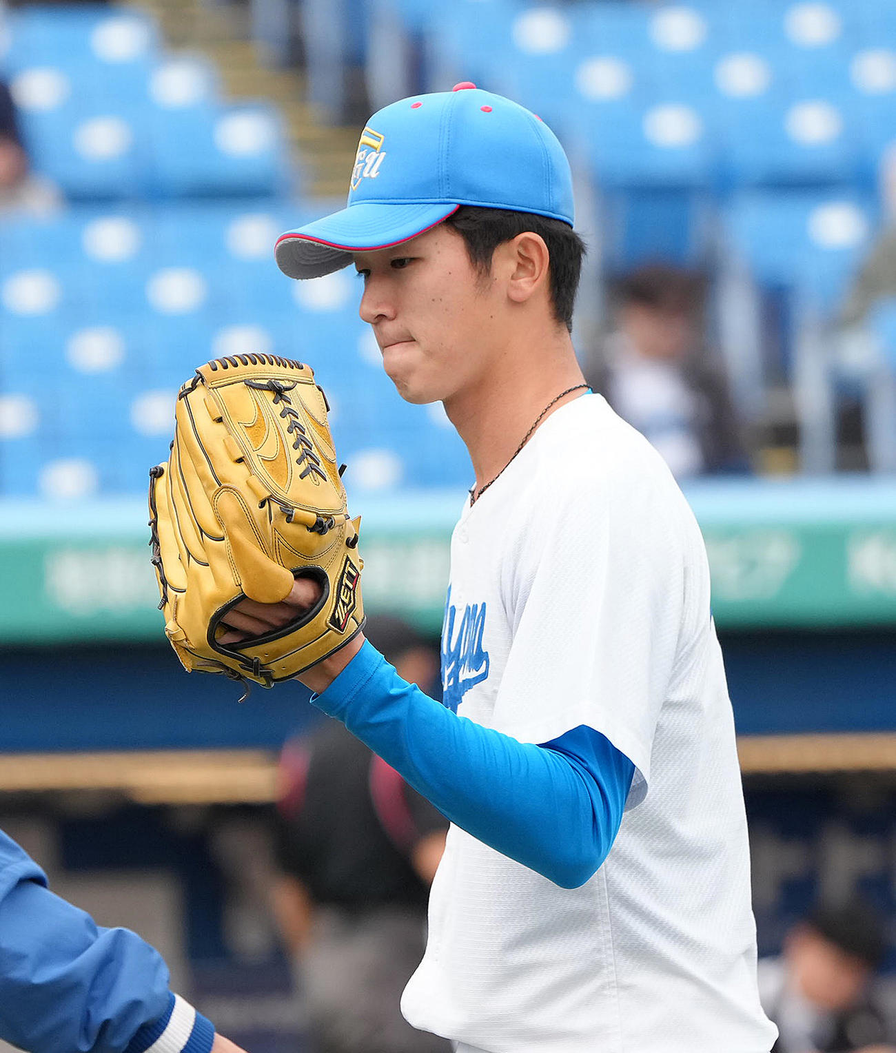 亜大対青学大　2回表亜大の攻撃を3者凡退に抑えタッチを交わす青学大・鈴木（撮影・足立雅史）