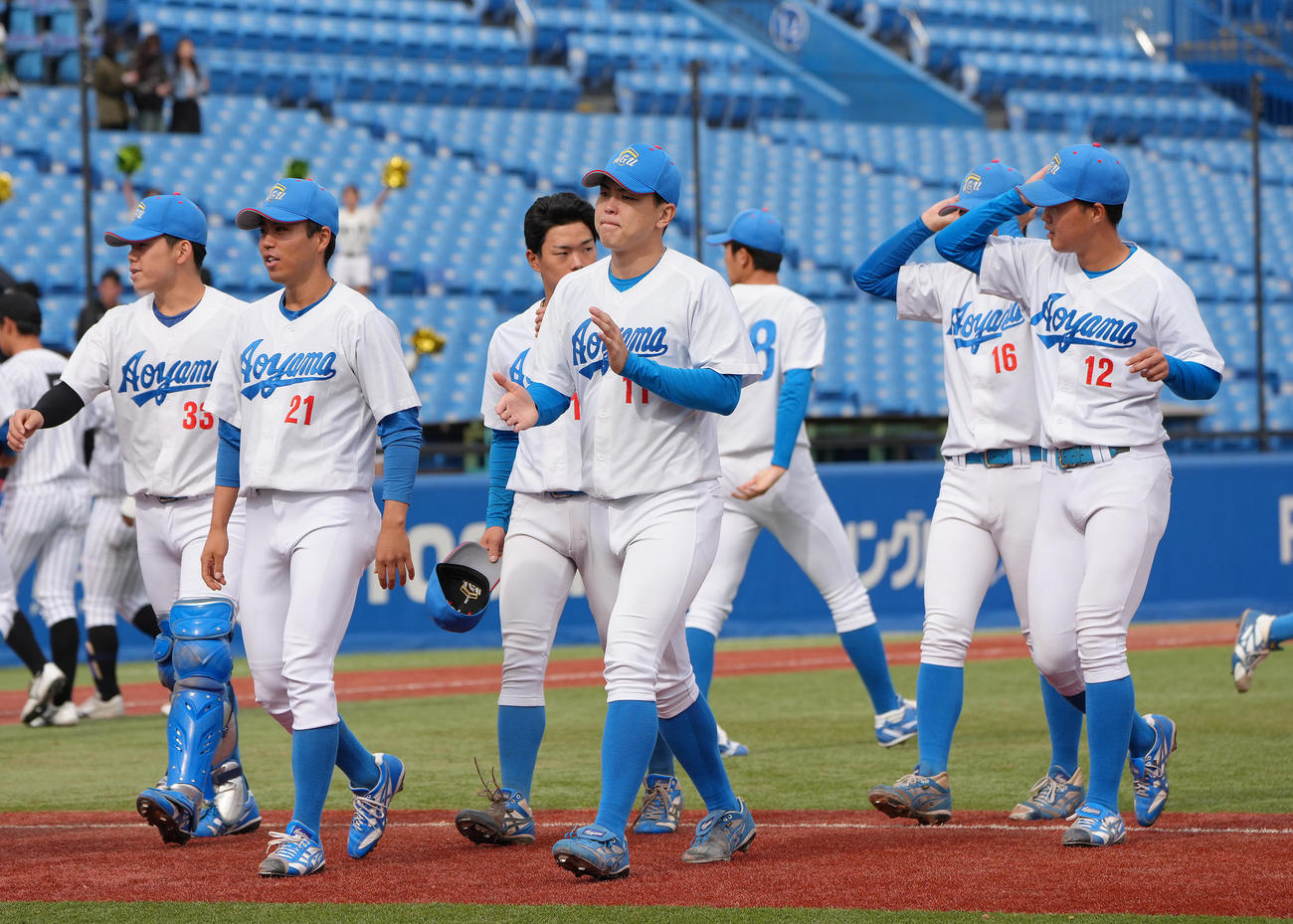 亜大対青学大　試合前、ナインらを盛り上げる青学大・中西（中央）（撮影・足立雅史）