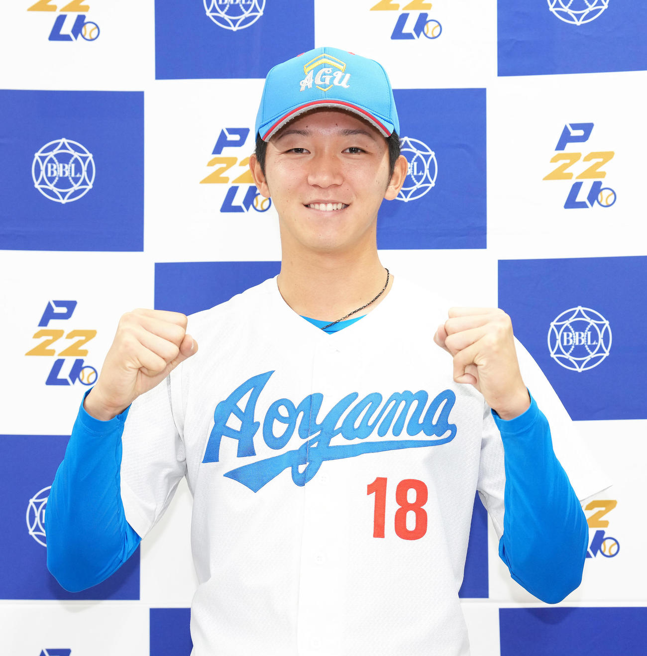 亜大対青学大　完封勝利を挙げ笑顔を見せる青学大・鈴木（撮影・足立雅史）