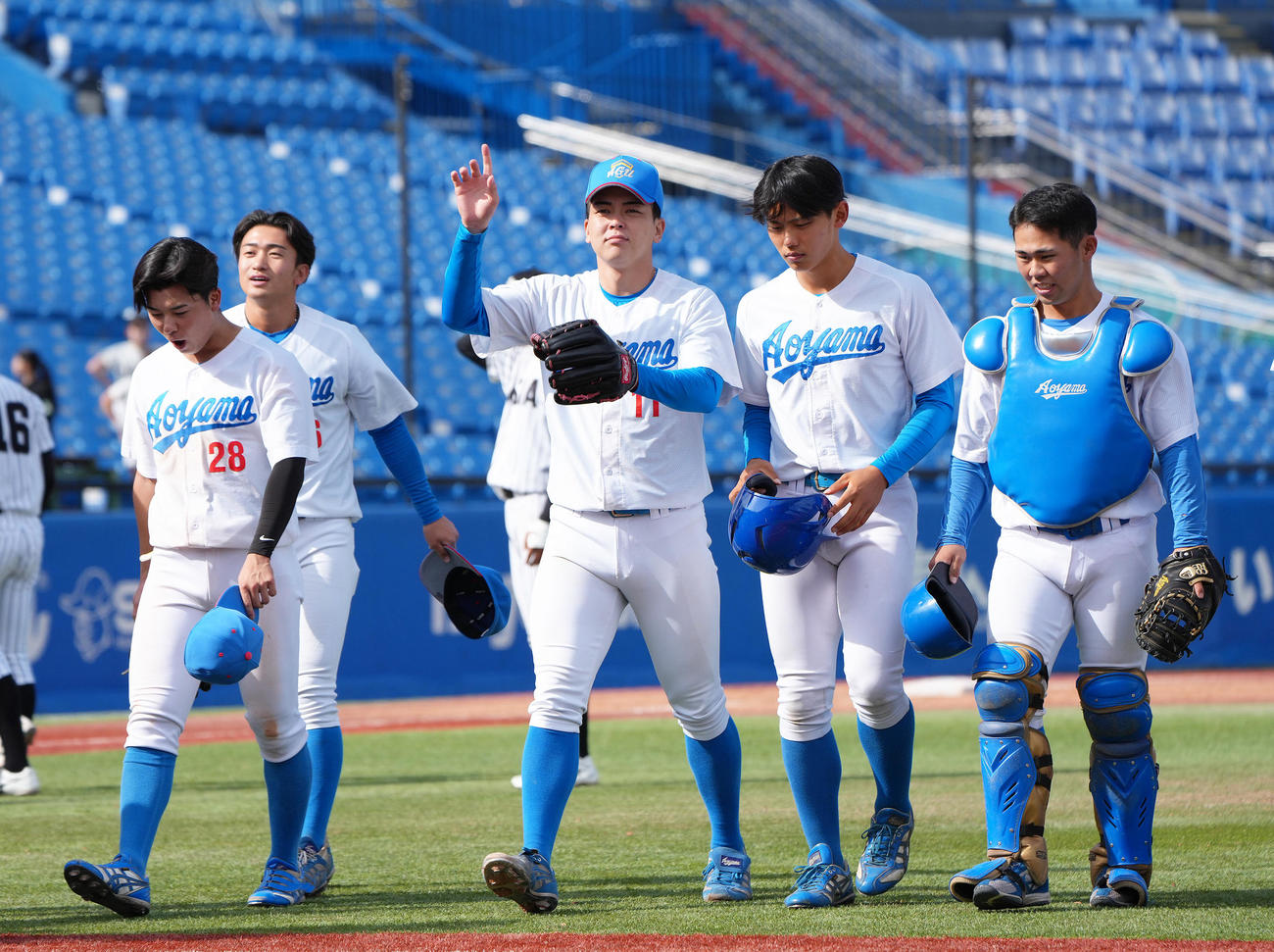 亜大対青学大　亜大に勝利し、スタンドの声援に手を振って応える青学大・中西（中央）（撮影・足立雅史）
