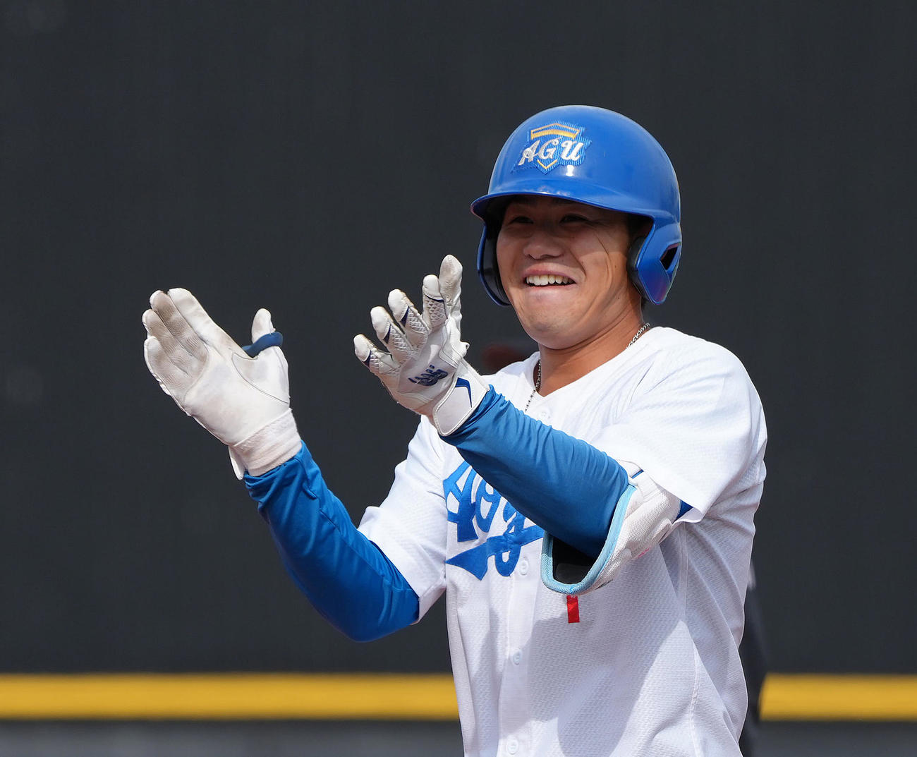 亜大対青学大　7回裏青学大2死満塁、藤原は二ゴロと相手失策で2点を先制し手をたたいて喜ぶ（撮影・足立雅史）