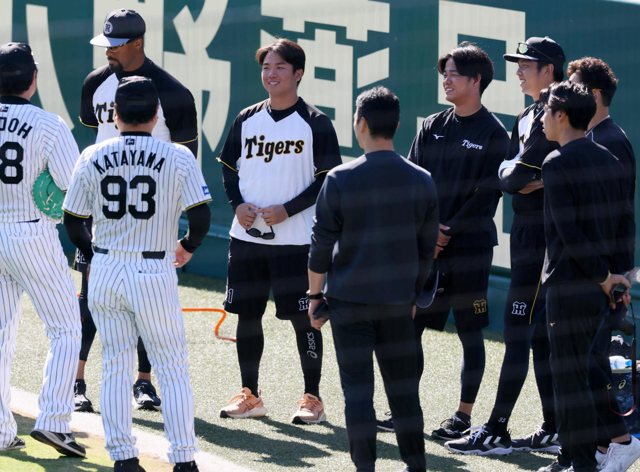 ミーテイングで笑顔を見せる阪神村上。左はデュプランティエ、右は高橋、同2人目は才木、右端は大竹（撮影・加藤哉）