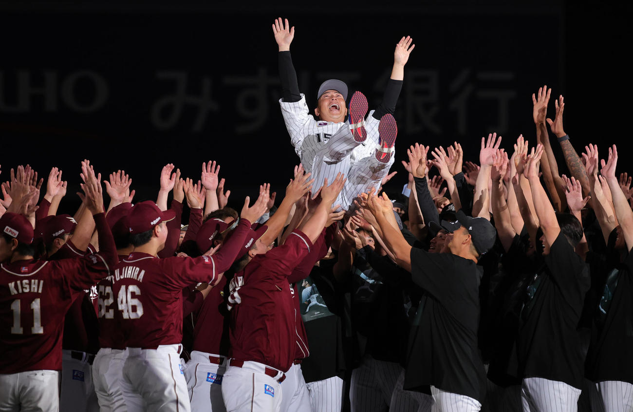 引退試合で両チーム選手から胴上げされるロッテ美馬（25年9月30日）