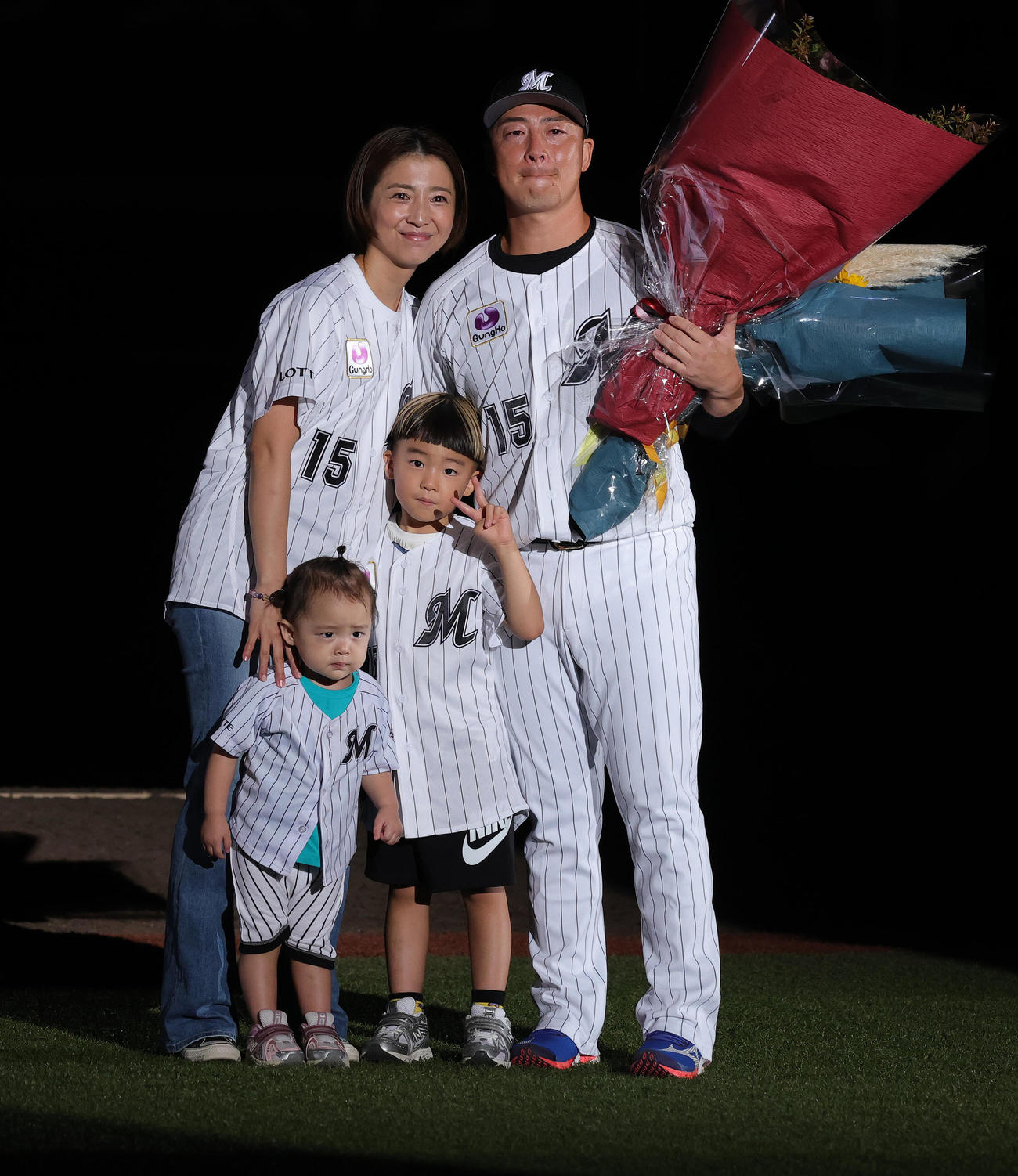 引退セレモニーでアンナ夫人（左）ら家族と記念撮影するロッテ美馬（25年9月30日）