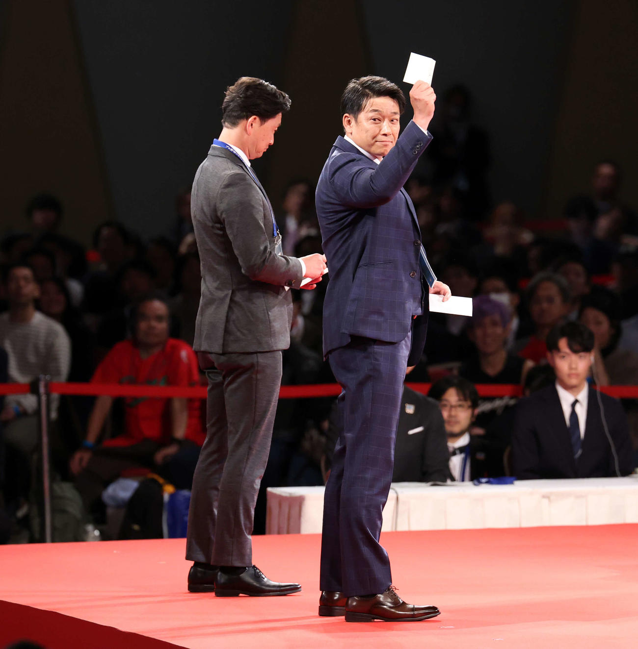 ドラフト1位で健大高崎・石垣元気の交渉権を獲得し、喜ぶロッテ・サブロー新監督（手前）。奥はオリックス岸田監督（撮影・浅見桂子）