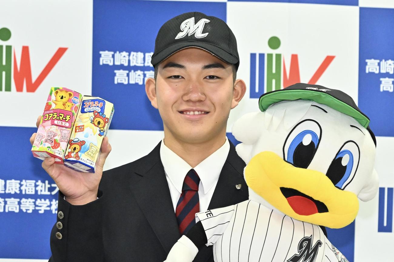 ロッテからドラフト1位で指名された健大高崎・石垣はロッテのお菓子とマーくんを手に記念撮影する（撮影・滝沢徹郎）