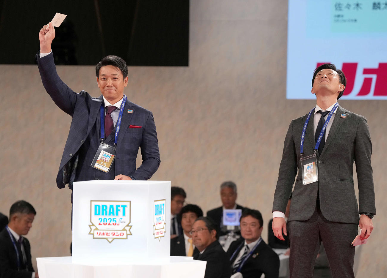 健大高崎・石垣の交渉権を獲得し笑顔を見せるロッテサブロー監督。右はオリックス岸田監督（撮影・たえ見朱実）