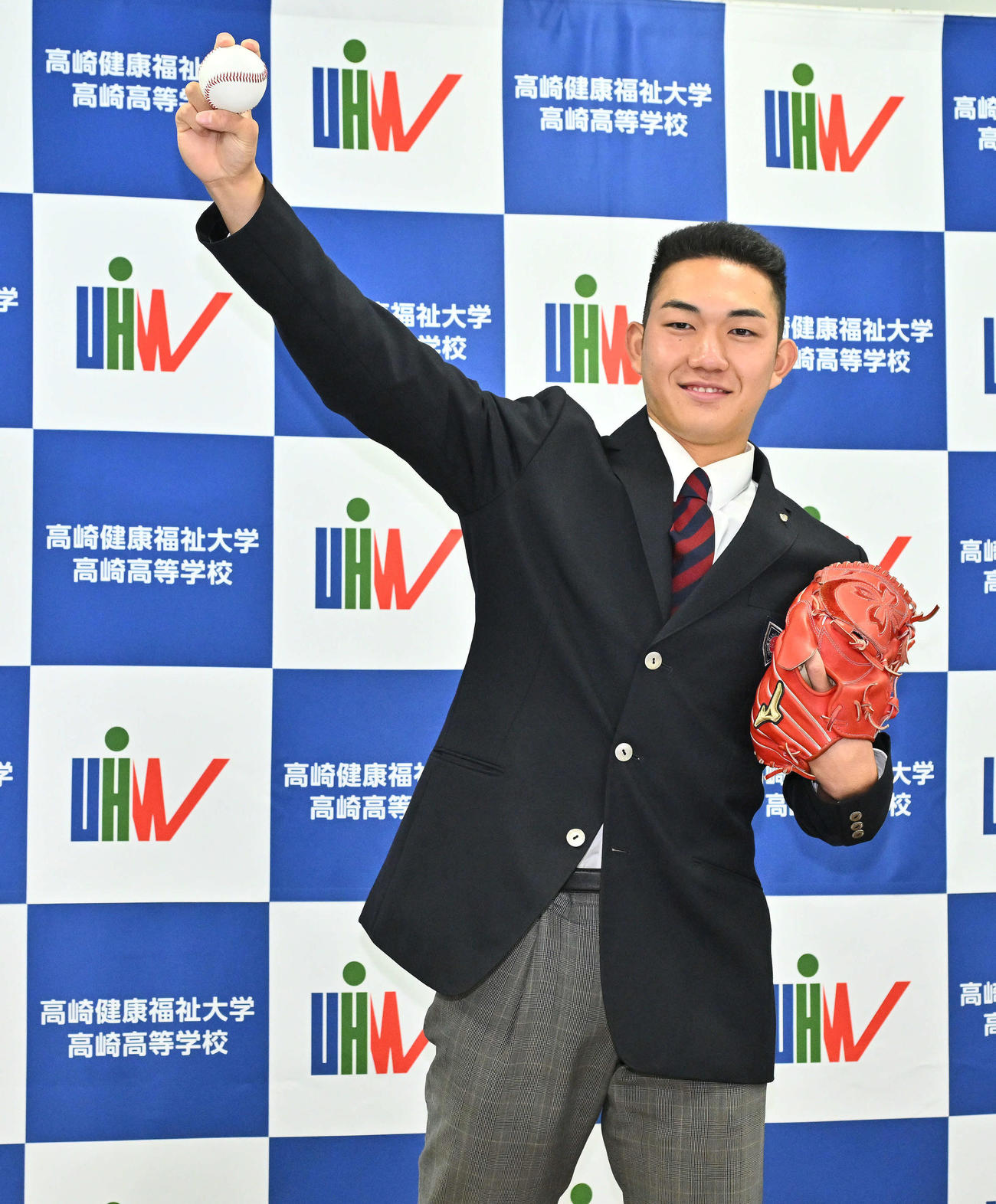 ロッテからドラフト1位で指名された健大高崎・石垣はシャドーピッチングする（撮影・滝沢徹郎）