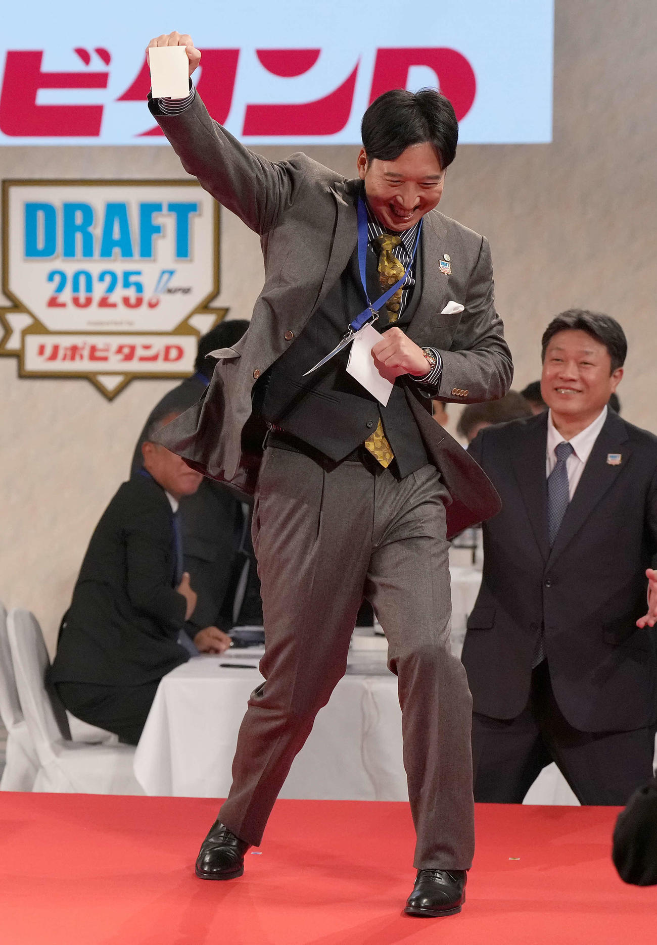 3球団が競合、創価大・立石の交渉権を獲得しポーズを決める阪神藤川監督（撮影・たえ見朱実）