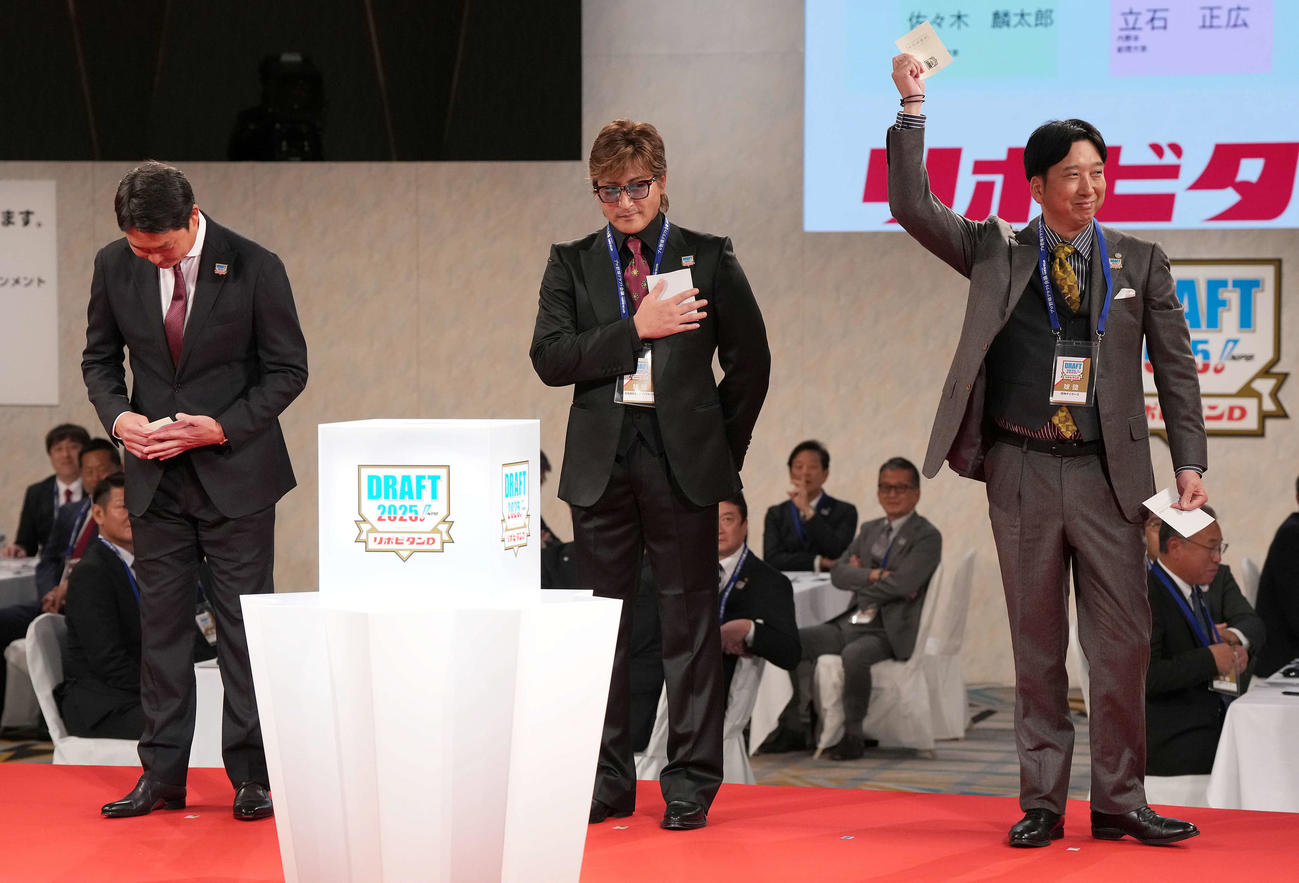 3球団が競合、創価大・立石正広の交渉権を獲得した阪神藤川監督。左から広島新井監督、日本ハム新庄監督（撮影・たえ見朱実）