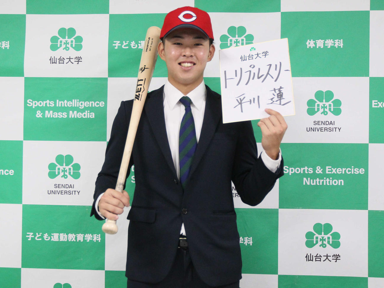 「トリプルスリー」の目標を記した仙台大・平川（撮影・高橋香奈）