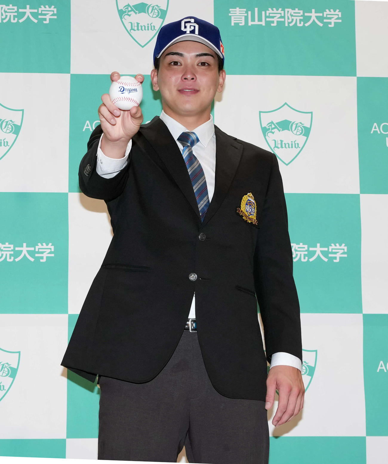 中日からドラフト1位指名を受けポーズを決める青学大・中西（撮影・小島史椰）