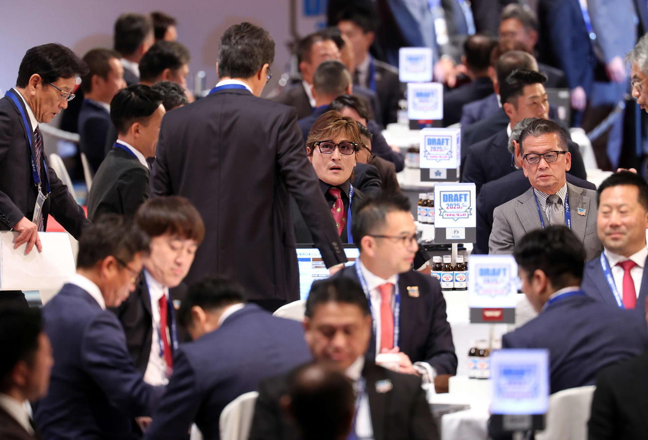 ドラフト会議に臨む日本ハム新庄監督（中央）ら（撮影・浅見桂子）