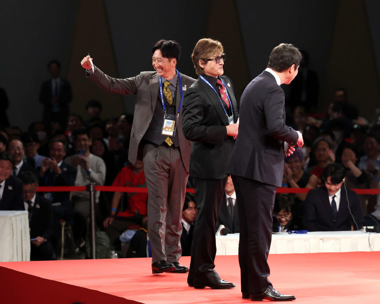 ドラフト1位で創価大・立石正広の交渉権を獲得し、喜ぶ阪神藤川監督（左）。中央は日本ハム新庄監督、右は広島新井監督（撮影・浅見桂子）