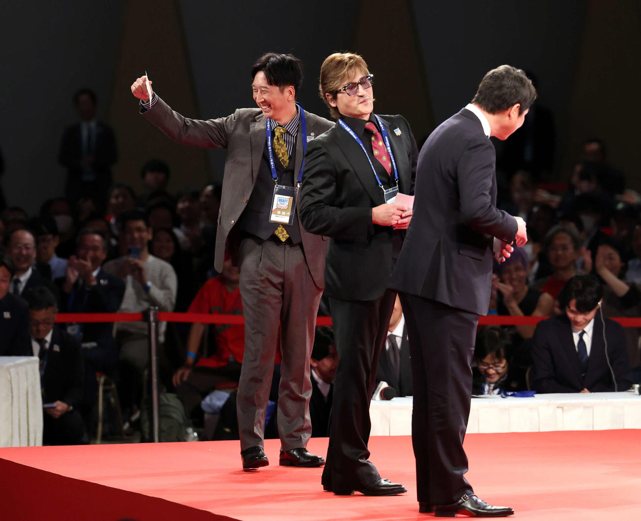 ドラフト1位で創価大・立石正広の交渉権を獲得し、喜ぶ阪神藤川監督（左）。中央は日本ハム新庄監督、右は広島新井監督（撮影・浅見桂子）